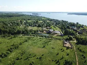 участки в коттеджном поселке на берегу